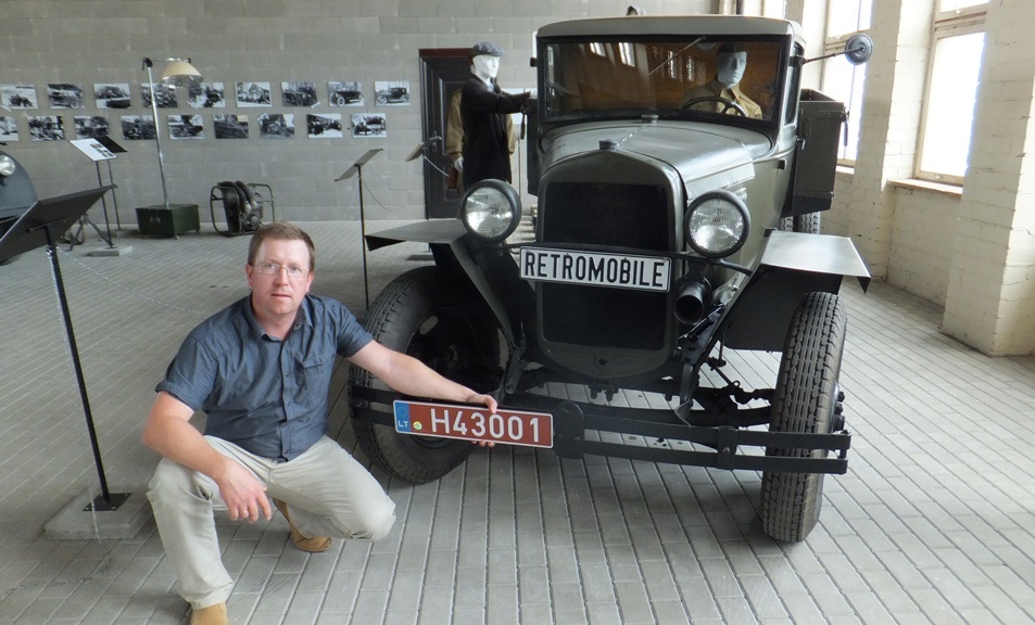 asoc-retromobile-prezidentas-ramunas-kardelis-prie-istorines-tr-priemones-gaz-mm-1943-m